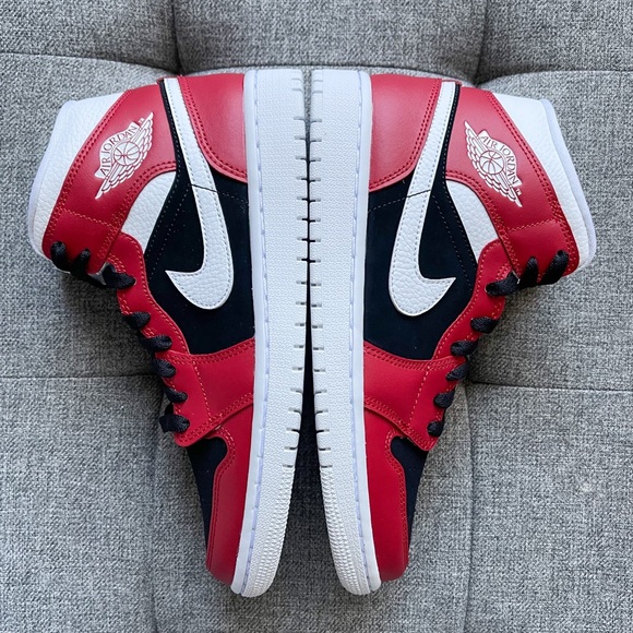 Women’s Nike air Jordan 1 retro mid red shoes - Picture 3 of 4